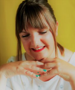 Portrait von Tine Sews einer jungen Frau mit hellbraunen Haaren, die nachdenkt